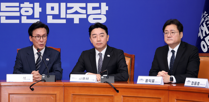 더불어민주당 김민석 대표(왼쪽)가 18일 국회에서 취임 인사차 방문한 강훈식 대통령비서실 비서실장(가운데), 홍익표 정무수석을 만나 발언하고 있다. 연합뉴스