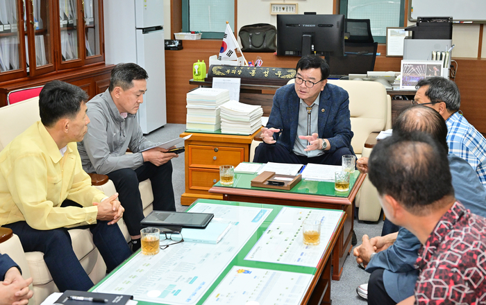 울산광역시의회 홍성우 부의장이 18일 시의회 부의장실에서 울산 도심융합특구 내 KTX역세권융합지구 조성사업과 관련한 주민 의견을 청취하기 위한 간담회를  개최했다. 울산시의회 제공
