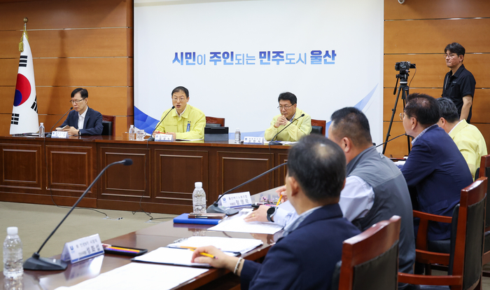 시내버스 노사협상 관련 논의를 위한 회의가 18일 울산시청 상황실에서 김상욱 울산시장 주재로 김영곤 버스조합 이사장, 정영학 노조위원장 및 관계자들이 참석한 가운데 열렸다. 이수화 기자