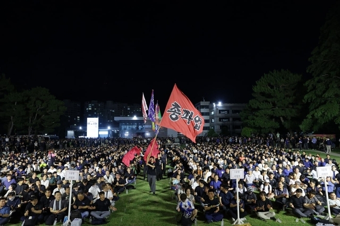 전국금속노조 현대차지부가 지난달 울산공장 잔디밭에서 총파업 결의대회를 하고 있다. 울산매일 포토뱅크