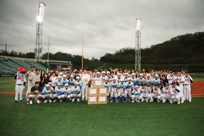 울산웨일즈는 지난 17일 문수야구장에서 열린 한화 이글스와의 홈경기에 앞서 울산제일중학교 야구부의 준우승을 기념하는 축하 행사를 진행했다. 울산웨일즈 제공