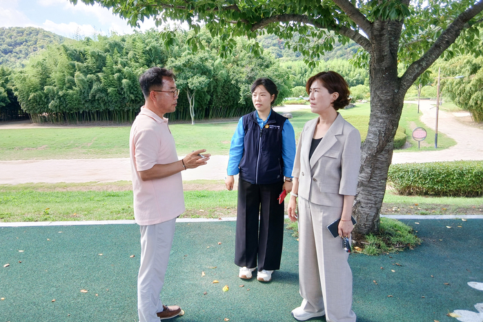 허희정 의원(문화복지환경위원회)은 19일 중구 태화강국가정원 진입로의 유모차 등 진입 편의성 개선과 함께, 동구 청학정 궁도장에서 궁도장의 이전과 관련해 관계자에게 현장에서 의견을 청취하는 간담회를 가졌다. 울산시의회 제공