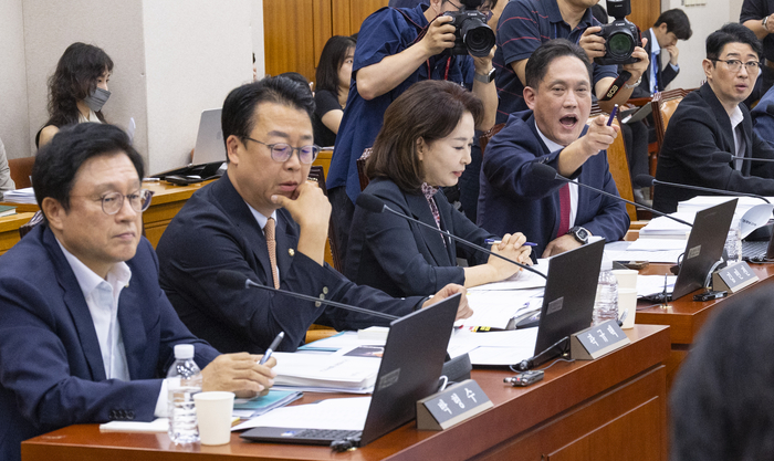 19일 국회에서 열린 법제사법위원회 전체 회의에서 국민의힘 법사위원들이 위원장인 더불어민주당 서영교 의원(앞)이 조희대 대법원장의 신임 대법관 임명 제청 과정과 비상 계엄 당시 간부회의 소집 지시와 관련한 질의를 노경필 법원행정처장에게 하자 회의 진행을 요구하며 강하게 항의하고 있다. 연합뉴스