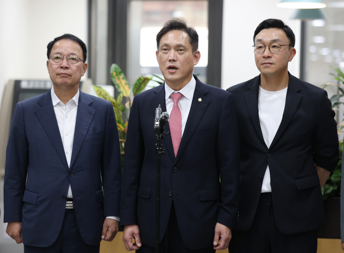 국민의힘 법률자문위원장인 김태규 의원(가운데)이 13일 서울 종로구 헌법재판소 민원실에서 보완수사권 폐지에 대한 헌법소원심판 청구서를 제출한 뒤 브리핑을 하고 있다.연합뉴스