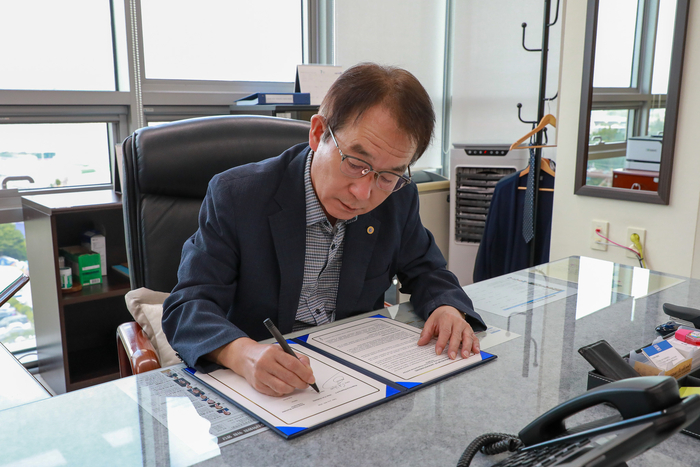 울산항만공사 변재영 사장이 지난 4일 사장실에서 북극항로 활성화 협력 협약서에 서명하고 있다. 울산항만공사 제공