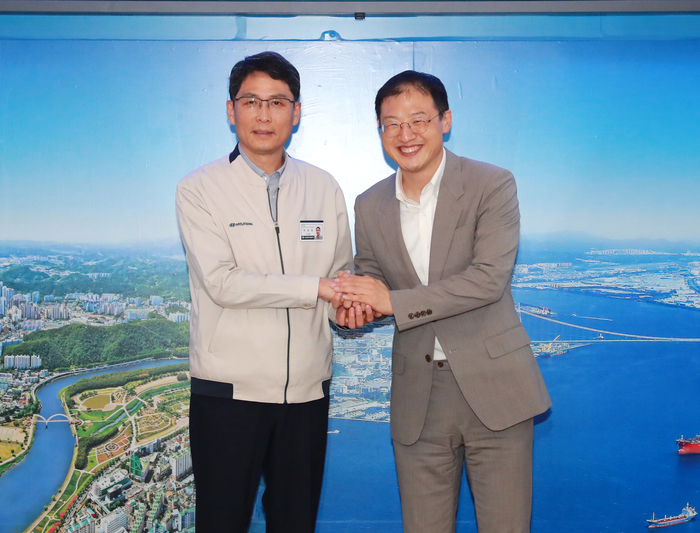 김상욱 울산시장은 20일 시청 접견실에서 최영일 현대자동차 대표이사를 만나 현대자동차 울산공장 중장기 투자 사업 계획을 청취 하고 성공적인 투자로 이끌기 위한 추진 방안을 논의한 뒤 기념촬영을 하고 있다. 울산시 제공