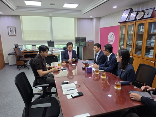 20일 신민식 경제부시장이 국회를 방문해 김기현 국회의원에게 공공기관 2차 이전 울산 유치를 위한 협력을 요청했다. 울산시 제공