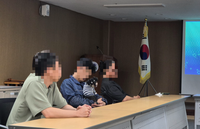 20일 한국법무보호복지공단 울산지부의 교육실. 법무보호대상자들의 심리 치유와 성공적인 사회 적응을 위해 준비된 ‘동물매개치료 프로그램’의 마지막 수업이 진행 중이다. 대사장가 능숙하게 강아지를 품에 안고 있다.
