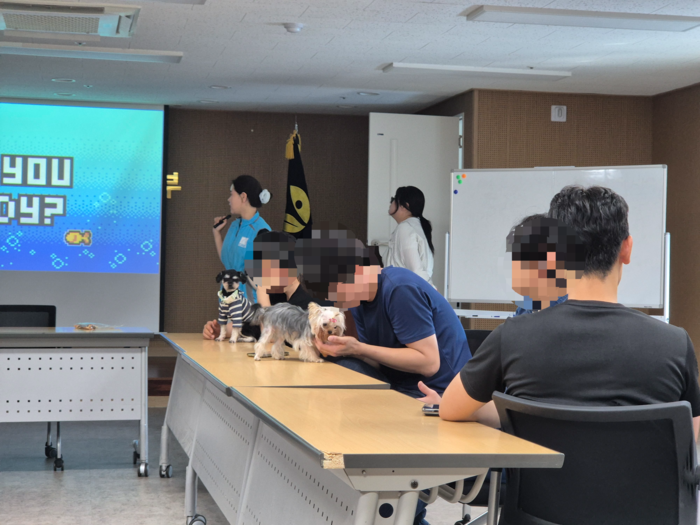 20일 한국법무보호복지공단 울산지부의 교육실. 법무보호대상자들의 심리 치유와 성공적인 사회 적응을 위해 준비된 ‘동물매개치료 프로그램’의 마지막 수업이 진행 중이다.