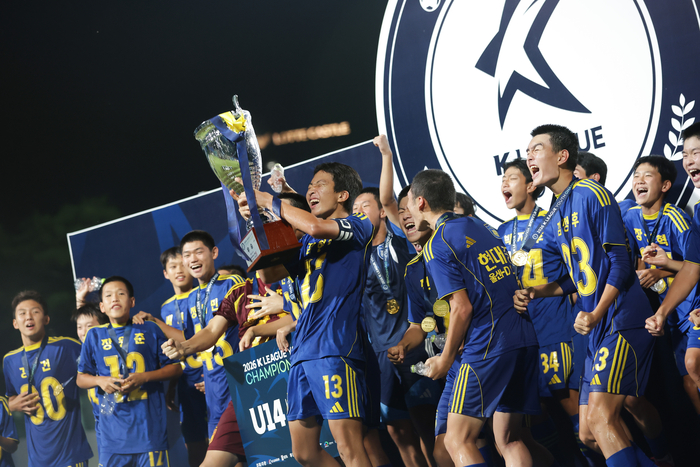 울산 HD U15 현대중 선수들이 지난 19일 천안축구센터주경기장에서 열린 2026 K리그 U14 챔피언십 결승전에서 광주FC U15를 4대2로 꺾고 우승 트로피를 들어올렸다. 울산 HD 제공