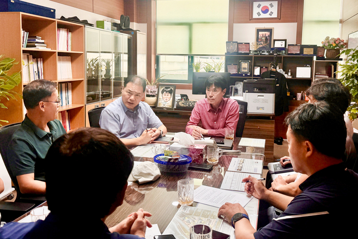 울산광역시의회 백현조 산업건설위원장은 21일 오후 시의회 산업건설위원장실에서 진장명촌지구 내 동천제방겸용도로 미개설 구간의 환경개선과 관련해 주민 의견을 청취하기 위한 간담회를 개최했다. 울산시의회 제공