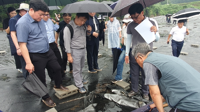 기후에너지환경부가 지난 21일 울산 울주군 두서면 내와리 불법 폐기물 매립지 현장을 찾아 둘러보고 있다. 울산환경운동연합 제공.