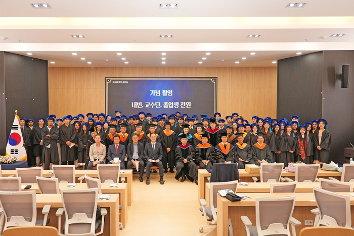 울산과학대학교가 지난 21일 울산과학대학교 동부캠퍼스 행정본관 E-스튜디오에서 ‘제52회 후기 학위수여식’을 개최했다.