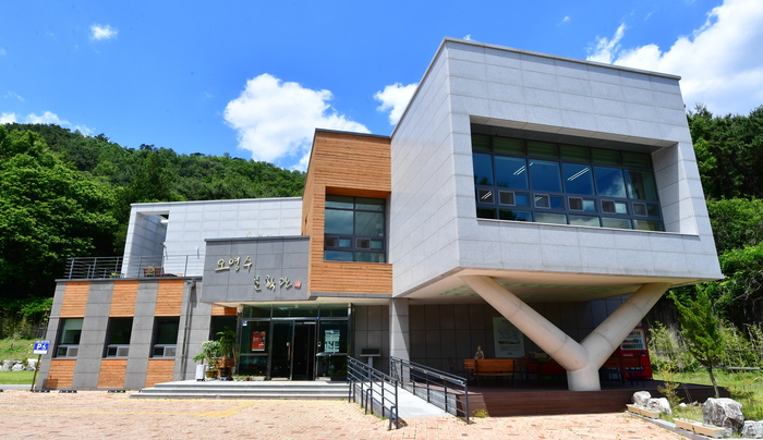 오영수문학관 전경