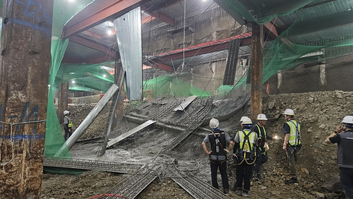 25일 오전 11시 39분 울산 중구 학산동에 위치한 공사장에서 콘크리트 타설 도중 하단을 지지하던 철판 구조물이 붕괴했다. 이 사고로 지하 3층에서 작업 중이던 근로자 7명 가운데 3명이 약 5m 아래인 지하 4층 바닥으로 떨어졌다. 소방본부 제공