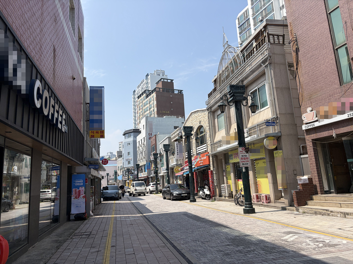 울산 동구 방어진활어센터 화재로 센터 영업 중단이 장기화할 것으로 예상되면서 300여개의 업소가 모인 방어진항 일대 골목상권까지 불똥이 튈 수 있다는 우려가 커지고 있다. 사진은 방어진활어센터 인근 골목상권 모습.