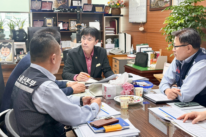 울산시의회 산업건설위원회 백현조 위원장은 25일 산건위원장실에서 울산 시내버스 노사와 간담회를 열고 현장 목소리를 들었다. 울산시의회 제공