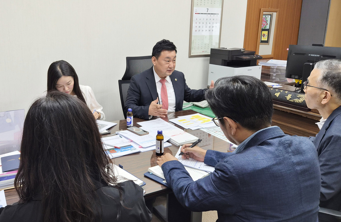 울산광역시의회 안대룡 의원은 25일 시의회 의원연구실에서 울산광역시교육청 관계부서로부터 영어회화전문강사의 근무 여건과 처우개선 추진상황을 보고받고 교육활동 보호와 복무·복지 개선방안을 논의했다. 울산시의회 제공