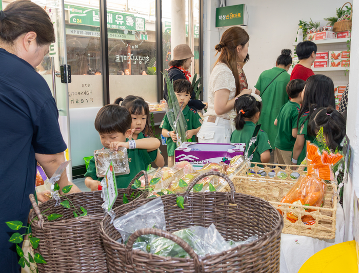 울산 중구 학성새벽시장 학성신선마트 개소식이 열린 25일 학성새벽시장 내 학성신선마트에서 어린이들이 장을 보고 있다. 최지원 기자