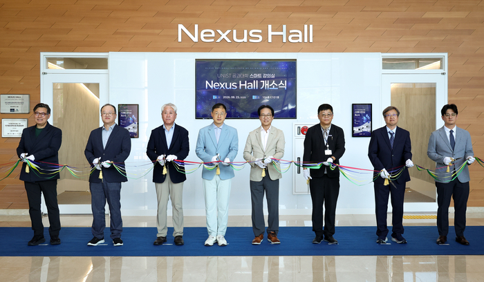 25일 울산과학기술원(UNIST)에서 ‘UNIST 공과대학 스마트 강의실 Nexus Hall 개소식’이 열린 가운데 김상욱 울산시장, 박종래 UNIST 총장, 이주영 삼성전자 부사장, 김세연 SK하이닉스 부사장 등이 강의실 앞에서 기념 테이프 커팅식을 하고 있다. 이수화 기자