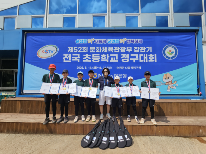 울산 중구 백양초등학교는 지난 18일부터 23일까지 전북 순창 다목적 실내 정구경기장에서 열린 제52회 문화체육관광부장관기 전국초등학교 정구대회에 출전해 개인단식과 복식경기에서 금메달 3개, 은메달 2개, 동메달 1개를 획득하며 다시 한번 정구의 최정상급 기량을 입증했다. 백양초 제공