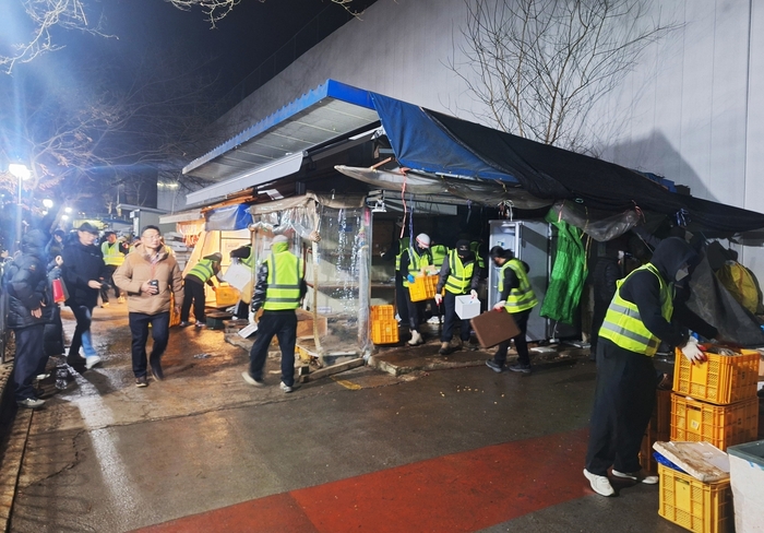 지난 1월 17일 행정대집행이 이뤄지고 있는 경기도 과천시 굴다리시장. 연합뉴스 제공