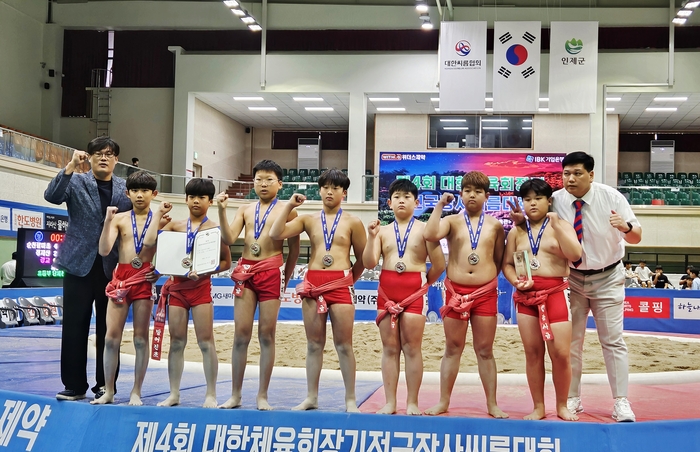 방어진초 씨름부 학생들이 ‘제4회 대한체육회장기 전국 장사 씨름대회’에서 메달을 획득하고 기념사진을 찍고있다. 울산교육청 제공