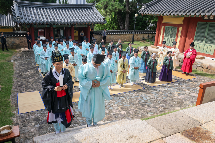 김상욱 울산시장이 27일 울산향교에서 대성전에서 고문구 전교와 유림 등이 참석한 가운데 민선9기 울산시장 취임 고유례를 봉행하고 있다. 최지원 기자