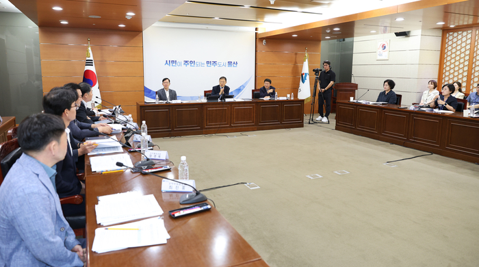울산시는 27일 울산시청 상황실에서 김상욱 울산시장 주재로 시 간부 공무원들이 참석한 가운데 주간업무 회의를 열고 시정 주요 현안에 대한 논의를 나눴다. 울산시 제공