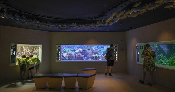 루이젠파크 ‘테라리움(Terrarium)’ 내 다양한 수족관을 관찰하고 있는 방문객들. 이수화 기자