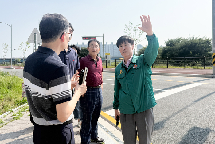울산광역시의회 백현조 산업건설위원장은 27일 북구 명촌동 내 고헌로와 명촌로 교차로를 찾아 울산시 관계 부서 공무원, 지역 주민 등이 참석한 가운데 우회전 차량과 보행자의 안전을 확보하기 위한 현장간담회를 가졌다. 울산시의회 제공