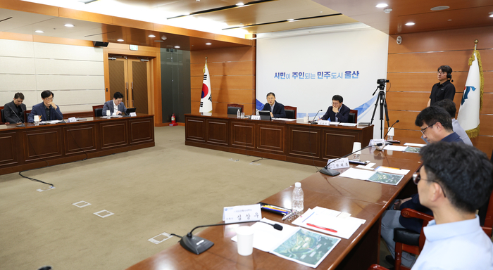 울산시는 27일 울산시청 상황실에서 김상욱 울산시장 주재로 시 간부 공무원, 전문가, 용역사 관계자들이 참석한 가운데 2028국제정원박람회 현안 업무 보고를 열고 주요 사업 현안에 대한 논의를 가졌다. 울산시 제공