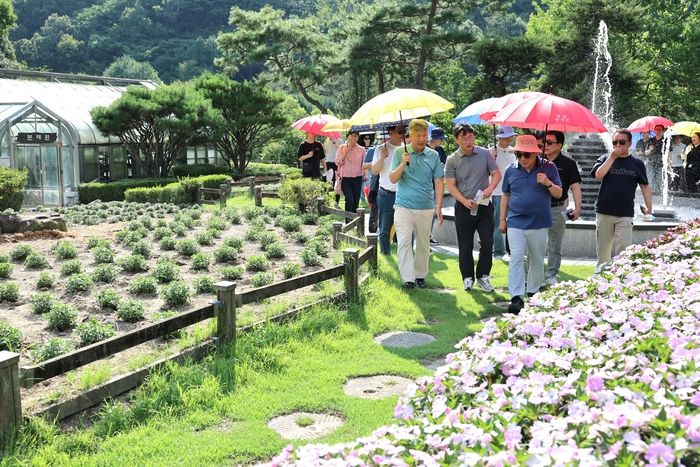 나동연 시장과 일행들이 완주군 대아수목원을 둘러보고 관계자들로부터 설명을 듣고있다.