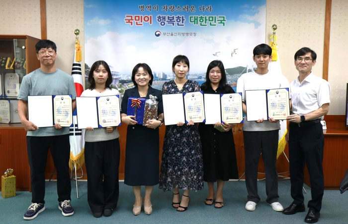 한순영 청장(왼쪽 세 번째) 및 마이잡 아이디어 경진대회 수상자들이 기념촬영을 하고 있다.-부산울산병무청 제공