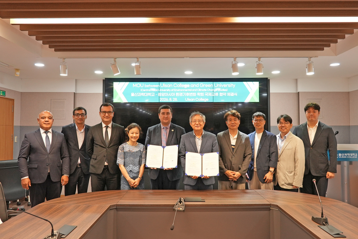 울산과학대학교가 28일 울산과학대학교 동부캠퍼스 행정본관 2층 교무회의실에서 우즈베키스탄 중앙아시아 환경기후변화연구대학교(약칭 Green University)와 국제 학술 교류 업무협약을 체결했다. 울산과학대 제공