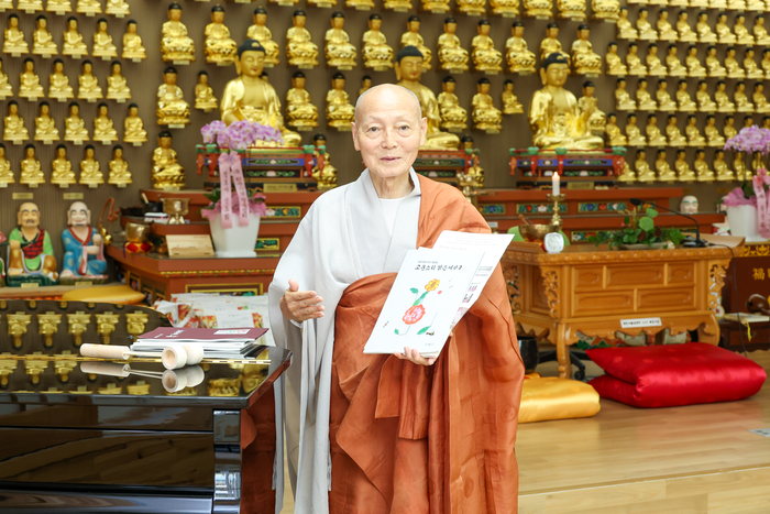 울산 정토사 회주 산하 덕진스님이 본지와의 인터뷰에서 작사곡 발표회의 의미와 마음가짐 등에 대해 설명하고 있다. 최지원 기자