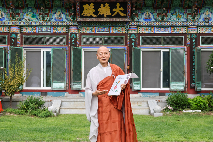 울산 정토사 주지 덕진스님이 본지와의 인터뷰에서 작사곡 발표회의 의미와 마음가짐 등에 대해 설명하고 있다. 최지원 기자
