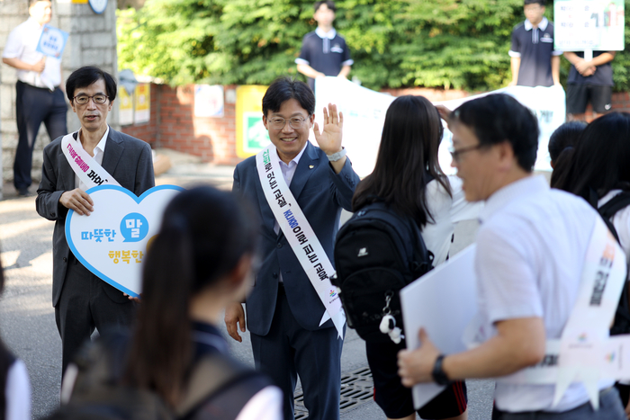 조용식 울산교육감이 26일 등교시간 학성중학교·학성고등학교·신정고등학교 앞에서 ‘교육공동체 신뢰 회복’ 홍보 캠페인을 펼치고 있다. 울산교육청 제공
