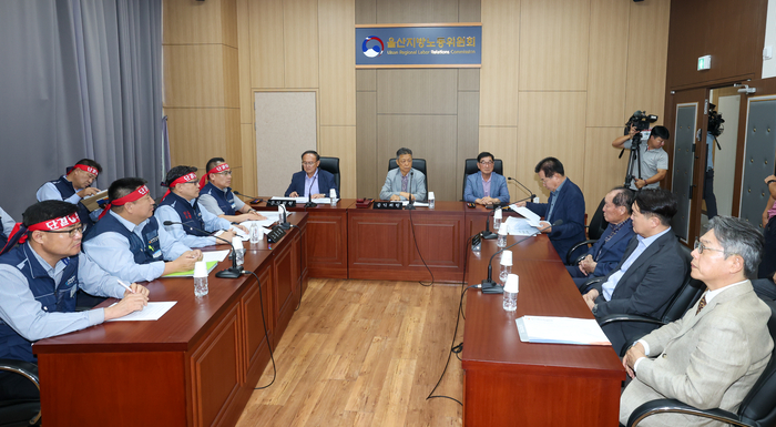 울산 시내버스 노사가 27일 울산지방노동위원회에서 제3차 노동쟁의 조정회의를 진행하고 있다. 최지원 기자