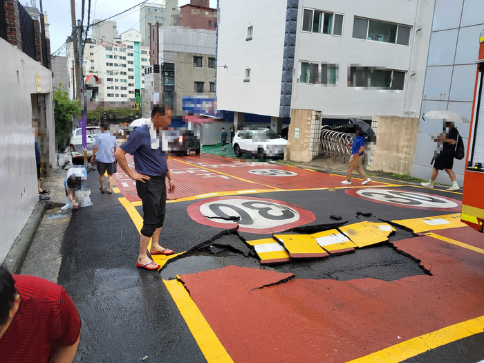 30일 오후 울산 동구 방어동의 한 도로가 호우로 인해 파손됐다. 울산소방본부 제공