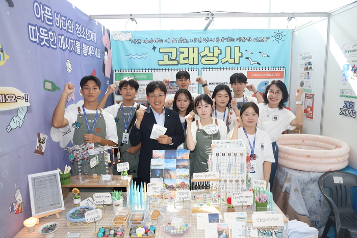 조용식 울산교육감이 31일 광주여자대학교 유니버시아드 체육관에서 열린 ‘제16회 전국상업경진대회’에 참석해 울산생활과학고등학교 학생들이 운영하는 ‘고래상사’를 찾아 학생들을 격려하고 있다. 울산교육청 제공