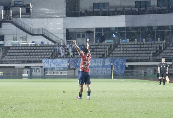 울산시민축구단  이한새가 지난 30일 울산종합운동장에서 열린 2026 K3리그 20라운드 부산교통공사와의 홈경기에서 선취골을 넣고 포효하고 있다. 시민축구단 제공