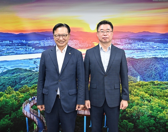 이동권 북구청장이 31일 구청장 취임에 따른 인사 차 북구청을 찾은 김상중 고용노동부 동부지청장과 환담 후 기념촬영을 하고 있다. 북구 제공