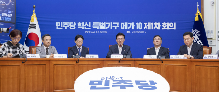 더불어민주당 김민석 대표가 31일 국회에서 열린 민주당 혁신 특별기구 ‘메가10’ 중 3개 부분인 ‘공천혁신단’ㆍ‘정당개혁추진단’ㆍ‘개헌추진단’ 1차 회의에서 발언하고 있다. 연합뉴스