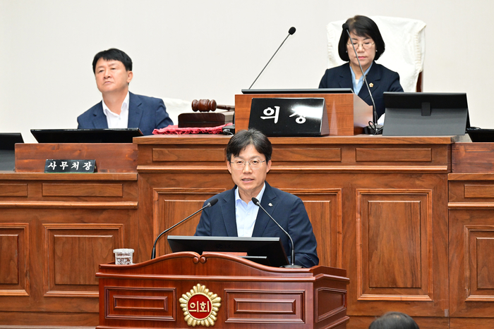 조용식 울산교육감은 31일 울산시의회 제267회 제1차 정례회 본회의에서 2026년도 추가 경정 예산안에 대해 설명했다. 울산시의회 제공