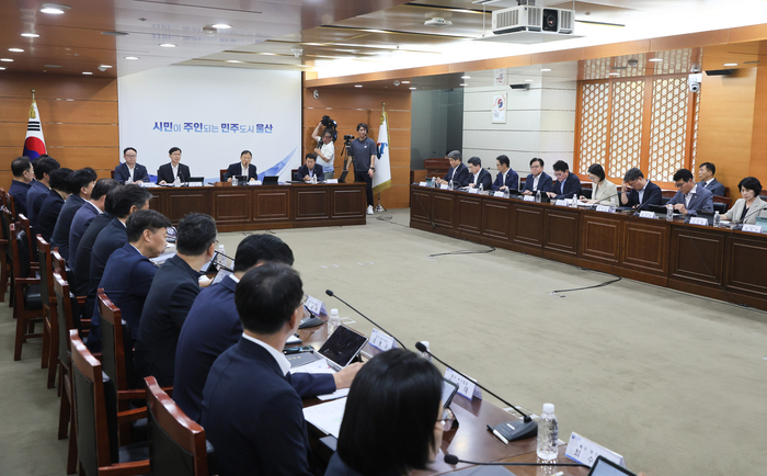 울산시는 31일 울산시청 상황실에서 김상욱 울산시장 주재로 시와 구군 간부 공무원들이 참석한 가운데 ‘9월 월간업무보고 회의’를 가졌다. 울산시 제공