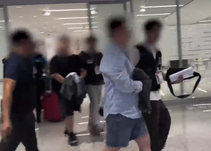 경찰이 최근 인천공항으로 입국한 불법 도박사이트 조직원들을 검거해 울산으로 이송했다. 울산경찰청 제공