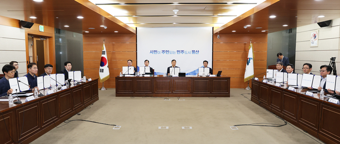 청렴문화 확산을 위한 청렴서약식이 열린 31일 울산시청 상황실에서 김상욱 울산시장, 서남교 행정부시장, 신민식 경제부시장 및 고위공직자들이 서약을 가진 뒤 기념촬영을 하고 있다. 울산시 제공