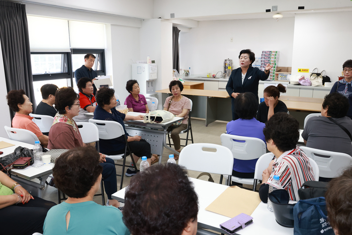 천기옥 동구청장은 1일 화재 피해를 입은 방어진활어센터를 방문해 현황을 점검하고 피해 상인들을 만나 피해 복구 대책방안 마련 등에 관한 간담회를 가졌다. 동구 제공