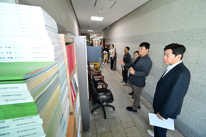 울산광역시의회 의회사무처는 1일 공진혁 의회운영위원장 주재로 의회 총무담당관, 시 총무과장 및 청사관리 관계자 등이 참석한 가운데 의회 청사 근무환경 개선을 위한 관계자 회의를 열고 청사 시설과 사무·회의공간의 실태를 공유하고 현장을 직접 점검하며 공간 활용 및 시설 정비방안을 논의했다. 사무실 공간 부족으로 복도에 방치된 사무집기와 서류들을 점검단이 직접 확인하고 있는 모습. 울산시의회 제공